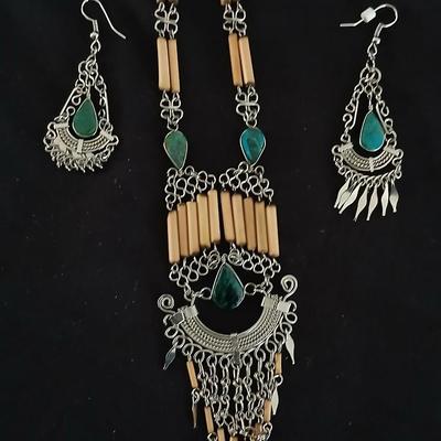 Beautiful vintage necklace with matching ear rings