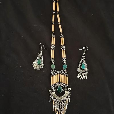 Beautiful vintage necklace with matching ear rings