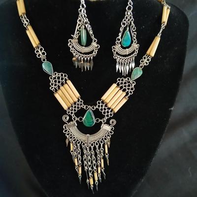 Beautiful vintage necklace with matching ear rings