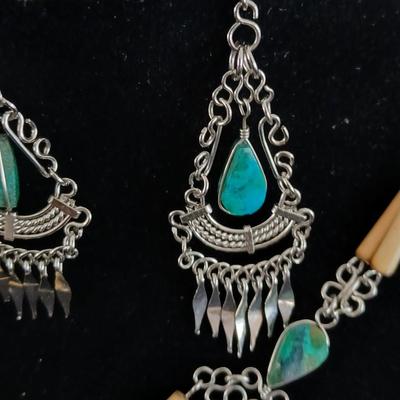 Beautiful vintage necklace with matching ear rings