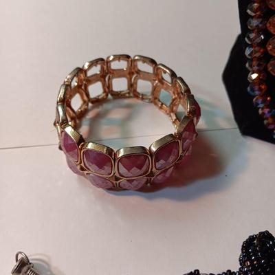2 BRACELETS, GLASS BEADED NECKLACE AND EARRINGS