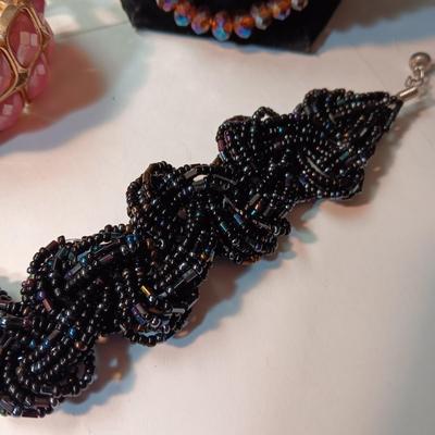 2 BRACELETS, GLASS BEADED NECKLACE AND EARRINGS