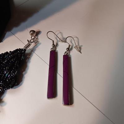 2 BRACELETS, GLASS BEADED NECKLACE AND EARRINGS