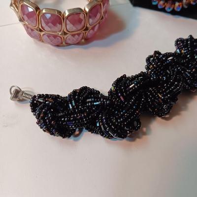 2 BRACELETS, GLASS BEADED NECKLACE AND EARRINGS