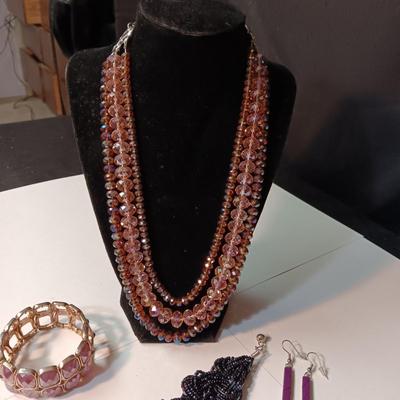 2 BRACELETS, GLASS BEADED NECKLACE AND EARRINGS