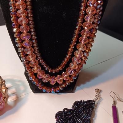 2 BRACELETS, GLASS BEADED NECKLACE AND EARRINGS