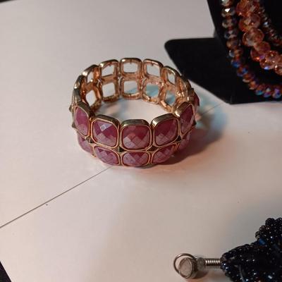 2 BRACELETS, GLASS BEADED NECKLACE AND EARRINGS