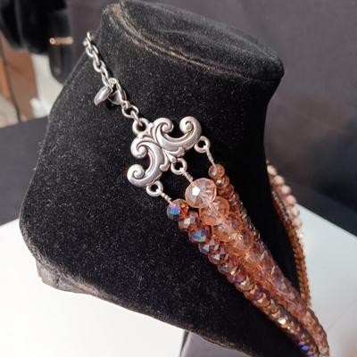 2 BRACELETS, GLASS BEADED NECKLACE AND EARRINGS