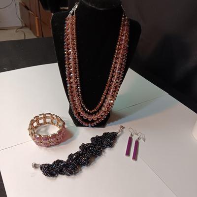 2 BRACELETS, GLASS BEADED NECKLACE AND EARRINGS