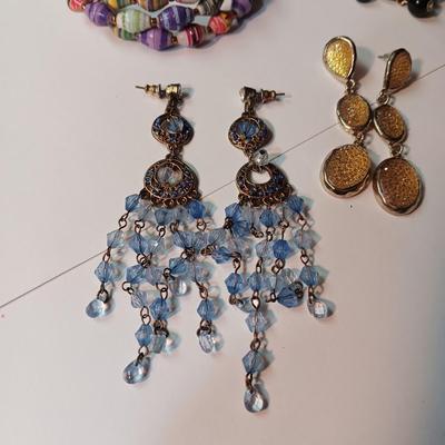VARIETY OF FASHION JEWELRY