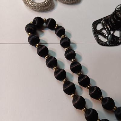 AN ASSORTMENT OF JEWELRY