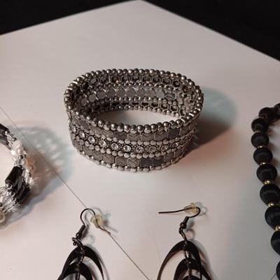 AN ASSORTMENT OF JEWELRY