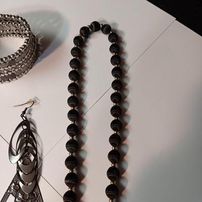 AN ASSORTMENT OF JEWELRY