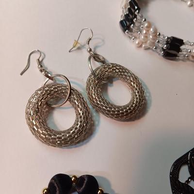 AN ASSORTMENT OF JEWELRY