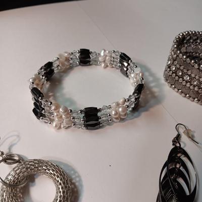 AN ASSORTMENT OF JEWELRY