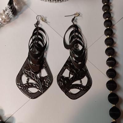 AN ASSORTMENT OF JEWELRY