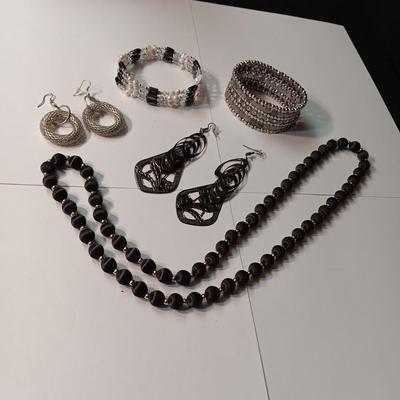 AN ASSORTMENT OF JEWELRY