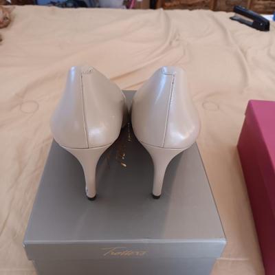 LADIES VANELI (11 1/2) AND TROTTERS (12) DRESS SHOES