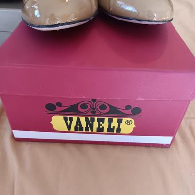 LADIES VANELI (11 1/2) AND TROTTERS (12) DRESS SHOES