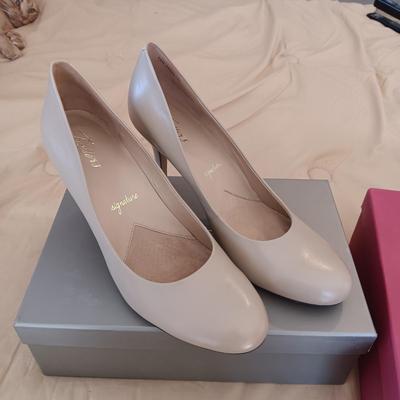 LADIES VANELI (11 1/2) AND TROTTERS (12) DRESS SHOES