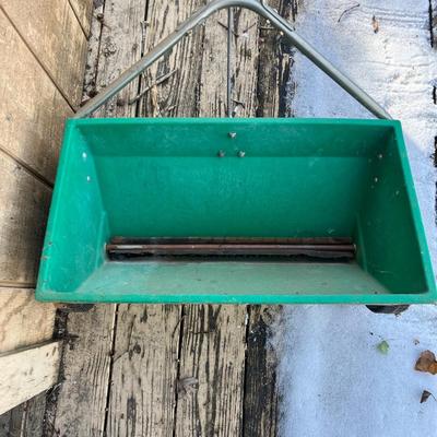 Red Devil Spreader & Peat Moss (S-MG)