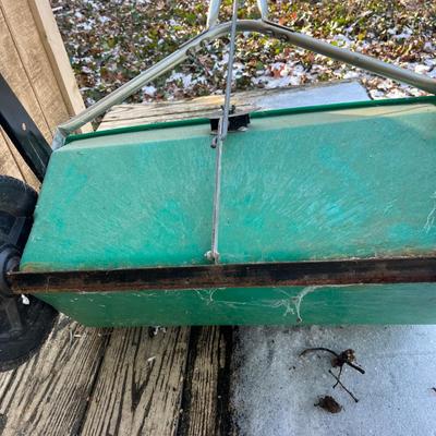 Red Devil Spreader & Peat Moss (S-MG)