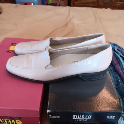 LADIES VANELI AND MUNRO CASUAL SHOES (11), SCARVES AND LEGGINGS