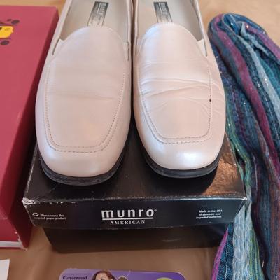 LADIES VANELI AND MUNRO CASUAL SHOES (11), SCARVES AND LEGGINGS