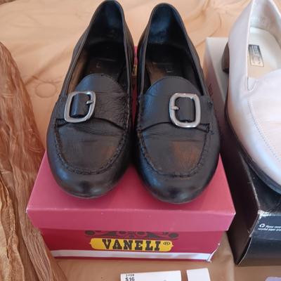 LADIES VANELI AND MUNRO CASUAL SHOES (11), SCARVES AND LEGGINGS