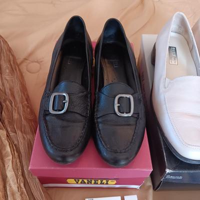 LADIES VANELI AND MUNRO CASUAL SHOES (11), SCARVES AND LEGGINGS