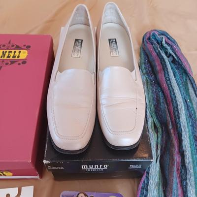 LADIES VANELI AND MUNRO CASUAL SHOES (11), SCARVES AND LEGGINGS