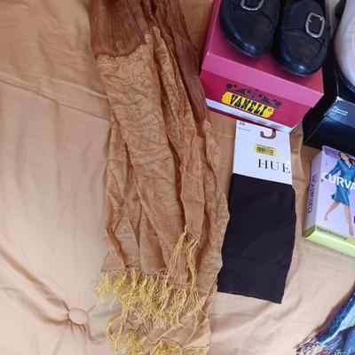 LADIES VANELI AND MUNRO CASUAL SHOES (11), SCARVES AND LEGGINGS