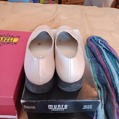 LADIES VANELI AND MUNRO CASUAL SHOES (11), SCARVES AND LEGGINGS