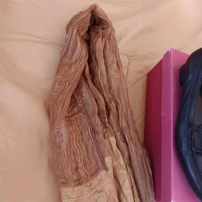 LADIES VANELI AND MUNRO CASUAL SHOES (11), SCARVES AND LEGGINGS