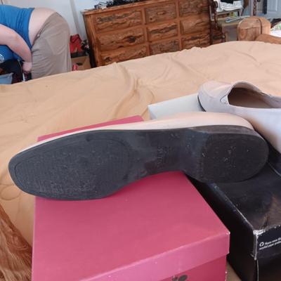 LADIES VANELI AND MUNRO CASUAL SHOES (11), SCARVES AND LEGGINGS