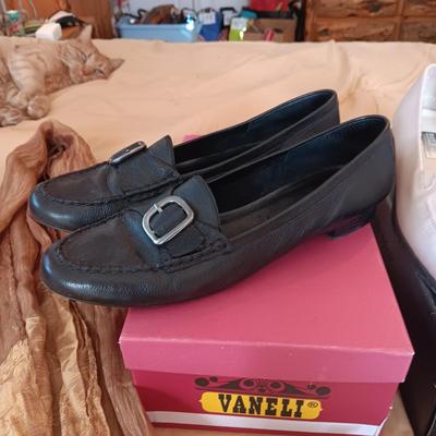 LADIES VANELI AND MUNRO CASUAL SHOES (11), SCARVES AND LEGGINGS