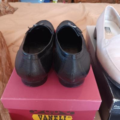 LADIES VANELI AND MUNRO CASUAL SHOES (11), SCARVES AND LEGGINGS