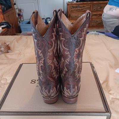 LADIES STETSON BOOTS AND SOCKS SIZE 10