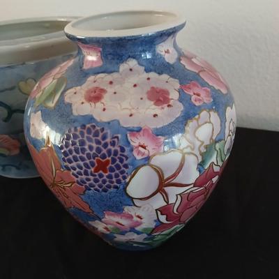 Ceramic flowerpot with decorative vase