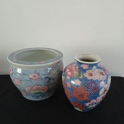 Ceramic flowerpot with decorative vase