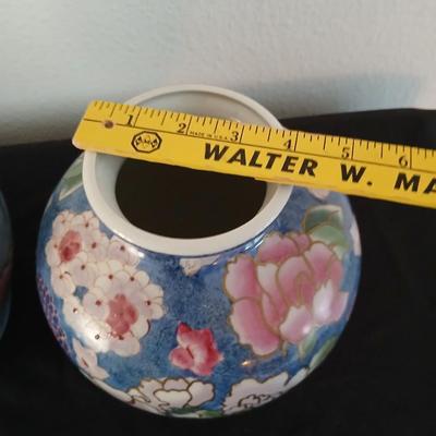 Ceramic flowerpot with decorative vase