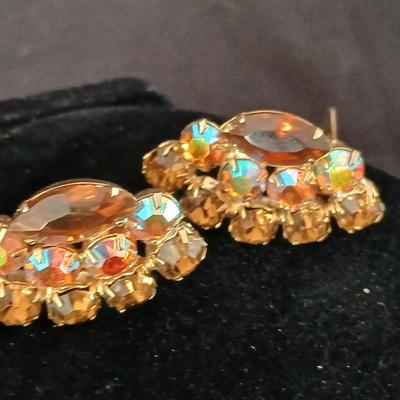 Vintage beaded brooch with matching clip-on earrings Jewlery set