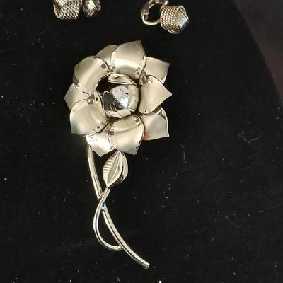 Silver toned Brooch with Avon love knot clip-on earrings Jewelry