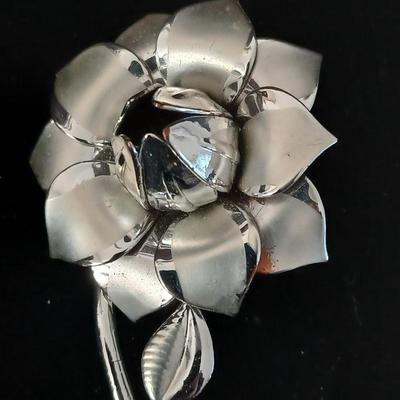 Silver toned Brooch with Avon love knot clip-on earrings Jewelry