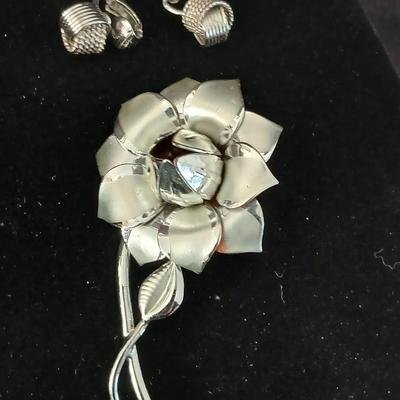Silver toned Brooch with Avon love knot clip-on earrings Jewelry