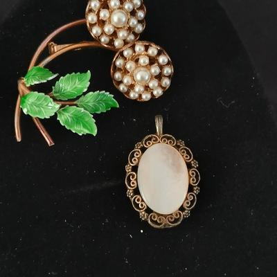 Double Faux Cluster Baroque Pearl Flower Brooch Pin with vintage cameo pendant - Jewelry