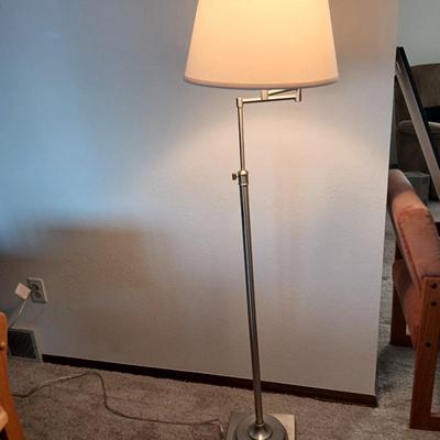 Adjustable swing arm floor lamp