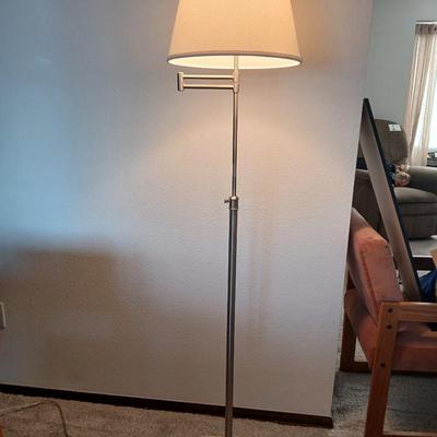 Adjustable swing arm floor lamp