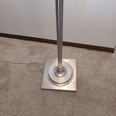 Adjustable swing arm floor lamp