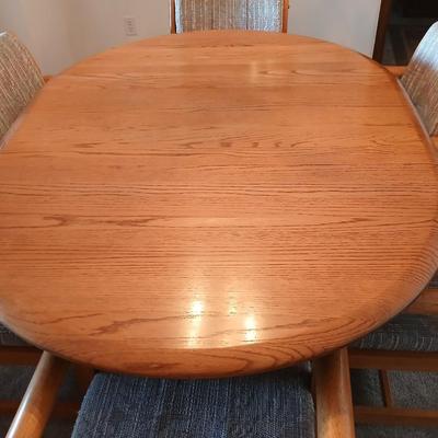 Beautiful Oak Dining room table with 6 upholstered chairs on casters